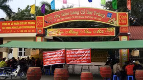 Bất ngờ đóng cửa chợ gốm Bát Tràng