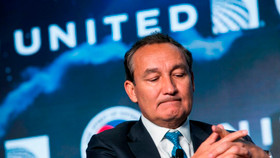 CEO United Airlines tuyên bố sẽ không từ chức sau bê bối