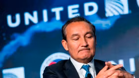 CEO United Airlines tuyên bố sẽ không từ chức sau bê bối