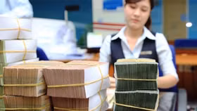 Có nên bỏ trần lãi suất huy động?