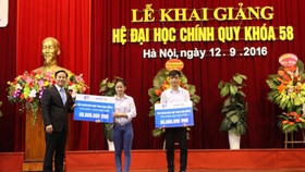 Tập đoàn Bảo Việt trao học bổng cho tân sinh viên