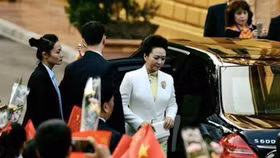 Bóng hồng kể chuyện bảo vệ nguyên thủ