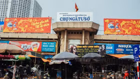 Sống dở chết dở như chợ Ngã tư sở
