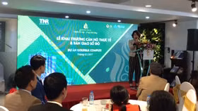 Những cư dân đầu tiên của Goldsilk Complex nhận sổ đỏ