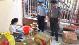 Tiêu hủy hàng nghìn sản phẩm thực phẩm nhập lậu từ Trung Quốc