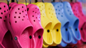 Hãng giày Crocs đâm đơn kiện chuỗi cửa hàng giá rẻ Daiso