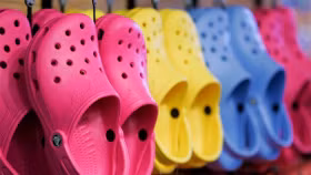 Hãng giày Crocs đâm đơn kiện chuỗi cửa hàng giá rẻ Daiso