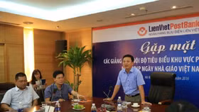 Tổng giám đốc LienVietPost Bank "gom" hơn 5 triệu cổ phiếu