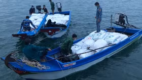 Bắt giữ nhiều xuồng máy chở rượu ngoại, mỹ phẩm bất hợp pháp