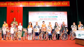Doanh nhân TP.HCM trao 200 xe đạp và 400 phần quà cho học sinh nghèo tại Thừa Thiên Huế