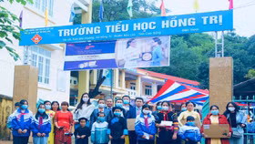 Nhãn hàng Danisa trao tặng máy tính cho giáo viên vùng cao