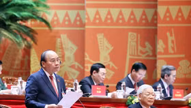 Thủ tướng Chính phủ Nguyễn Xuân Phúc điều hành thảo luận dự thảo Văn kiện trình Đại hội XIII