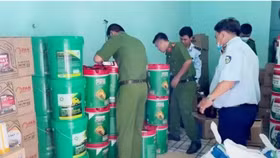 Tạm giữ hình sự một đối tượng bán dầu, nhớt giả nhiều nhãn hiệu nổi tiếng, trị giá nhiều tỷ đồng