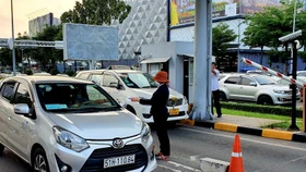 Tạm ngưng kế hoạch thu phí taxi ở sân bay Tân Sơn Nhất