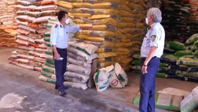 QLTT Tiền Giang phạt hành chính một hộ kinh doanh vì bán phân bón giả