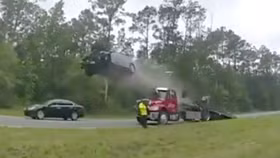 Mất lái, ô tô lao vào xe cứu hộ rồi bay lên không trung