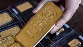 Vàng mất giá khi dữ liệu sản xuất của Mỹ "tốt hơn mong đợi"