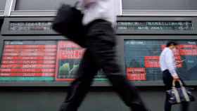 Chứng khoán châu Á trượt dốc sau thông tin về chủng Covid-19 mới