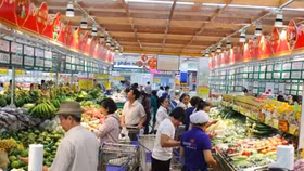 Bộ Tài chính: Giá xăng giảm nhưng giá hàng hoá vẫn neo cao do "độ trễ"