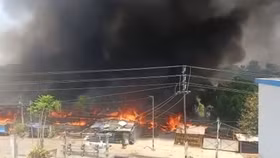 Đốt rác khiến hơn 100 cửa hàng bị thiêu rụi