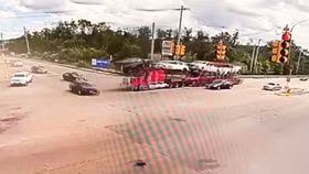 Xe tải đâm văng sedan giữa giao lộ