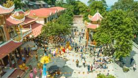 Đông đảo du khách đến núi Bà Đen tham dự Lễ vía Bà lớn nhất trong năm