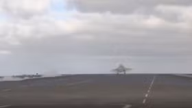 "Thử nghiệm tử thần", F-35C bay sạt mặt nước