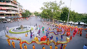 Đặc sắc với màn múa rồng tại phố đi bộ khu vực hồ Hoàn Kiếm
