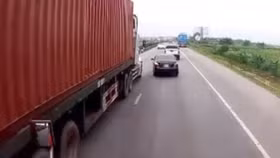 Cận cảnh Vios tạt đầu container trên quốc lộ 5