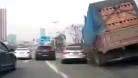 Xe tải lật nghiêng đè trúng sedan đang dừng chờ tín hiệu giao thông