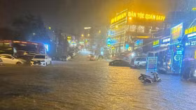 Ô tô “lội” bì bõm trong biển nước ở Sapa