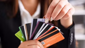 Các ngân hàng áp dụng phí dịch vụ thẻ như thế nào?