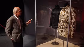 Những chiếc áo nổi tiếng của TT Nelson Mandela lần đầu tiên được đưa ra đấu giá