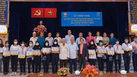 CT Group tặng học bổng và quà trung thu cho trẻ em người Chăm vượt khó