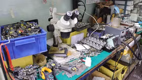 QLTT Hà Nội triệt phá cơ sở gia công, biến sạc điện thoại “rởm” thành hàng chính hãng