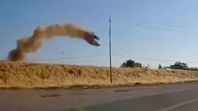 Cận cảnh ô tô bay lên không trung rồi... cắm đầu xuống đường