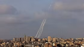 Video: Lực lượng thánh chiến Palestine phóng tên lửa vào Israel, Tel Aviv không kích Dải Gaza