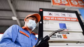 Từ 15h chiều nay, giá xăng dầu tăng "gần đúng dự đoán"