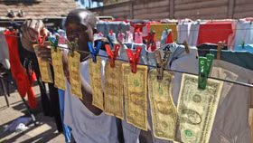 “Vá tiền” trở thành nghề hot ở Zimbabwe