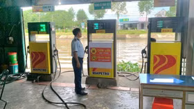 QLTT Kiên Giang xử phạt 2 đại lý vì niêm yết giá bán lẻ xăng dầu không đúng quy định