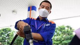 Giá xăng tiếp tục giảm, về mức thấp nhất từ đầu năm đến nay