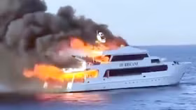 Cận cảnh du thuyền bốc cháy dữ dội ở Biển Đỏ
