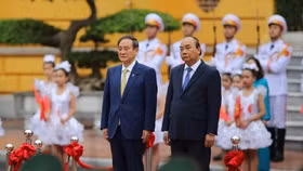Thủ tướng Nguyễn Xuân Phúc chủ trì lễ đón Thủ tướng Nhật Bản