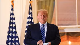 TT Trump bị chỉ trích dữ dội vì tháo khẩu trang ngay khi trở về Nhà Trắng