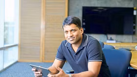 Cựu giáo viên dạy thêm trở thành tỷ phú Ấn Độ ở tuổi 37