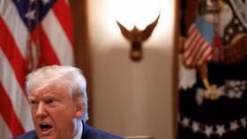 TT Donald Trump lại đem thuế ra "dọa" Trung Quốc