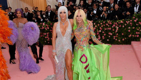 Dàn sao gây sốt MET Gala 2019 với các thiết kế của Versace