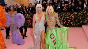 Dàn sao gây sốt MET Gala 2019 với các thiết kế của Versace