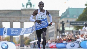 “Giúp” Eliud Kipchoge đạt kỷ lục khủng cự ly marathon 42km, giày Nike bị IAAF điều tra