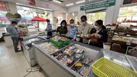 Xử phạt hành chính Xanh Mart Vinh vì bán nhiều loại thực phẩm hết hạn sử dụng